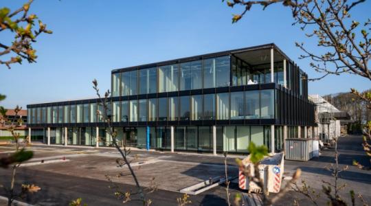 State-of-the-art kantorencomplex met loodsen Aalter